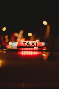 69视频都市悬疑类电视剧封面，夜晚城市背景霓虹灯光，悬疑气氛浓厚