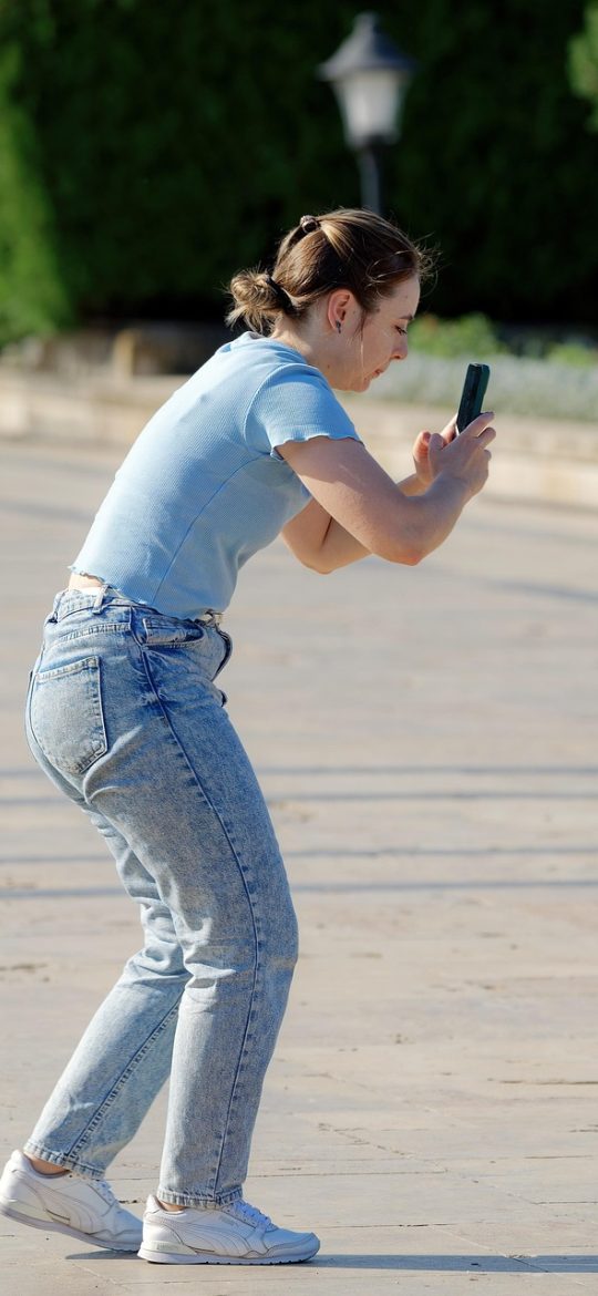 69视频 69视频 App 播放界面，视频画面占据上半屏，下方是进度条与清晰度切换按钮，深色主题下按钮描边泛着粉紫色光